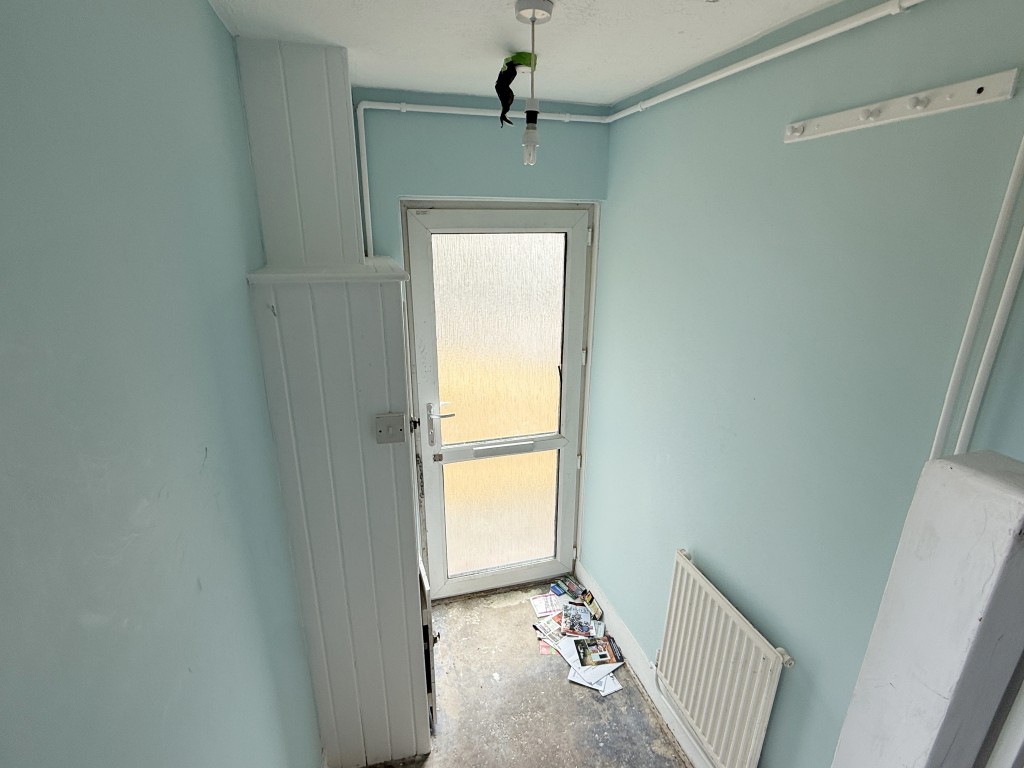 Lot: 75 - FLAT IN NEED OF IMPROVEMENT - Entrance Hall in Flat in Need of Improvement